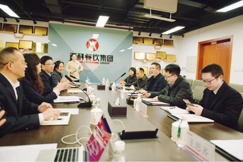 共筑协同育人平台，，，，，，，，开启校企相助新篇：西南科技大学经济治理学院副院长郭四代一行到pp电子游戏餐饮集团交流座谈